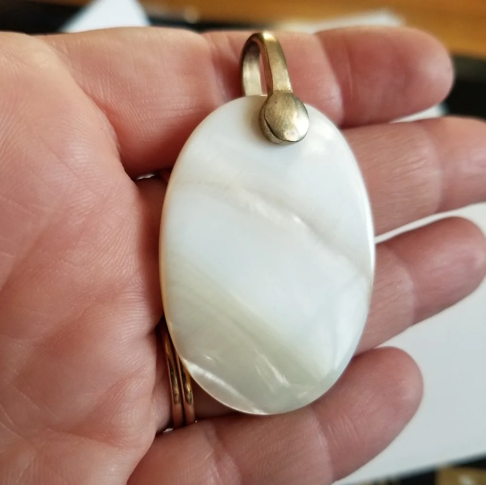 Vintage seashell pendant mother of pearl off white gold tone beach sea shell